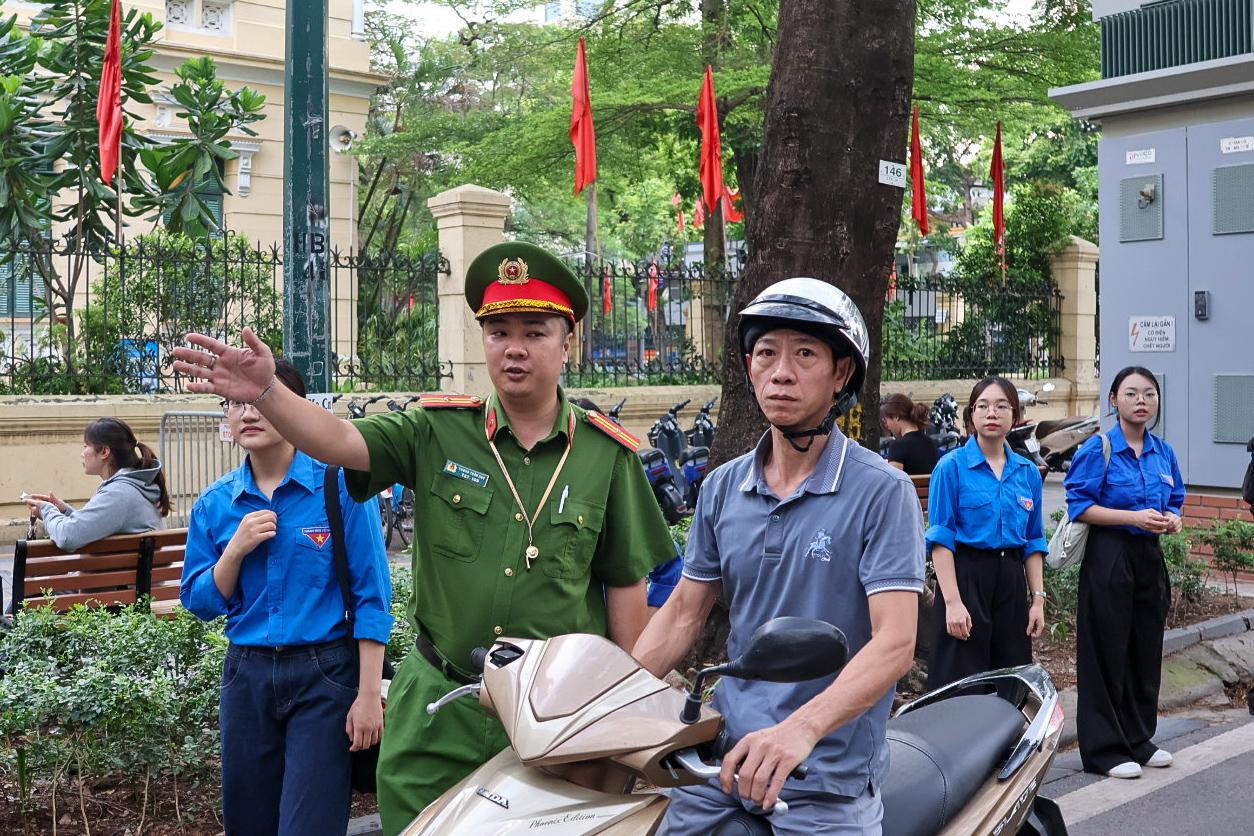 Công an phường Cửa Nam duy trì ANTT tại cổng trường THCS Trưng Vương.