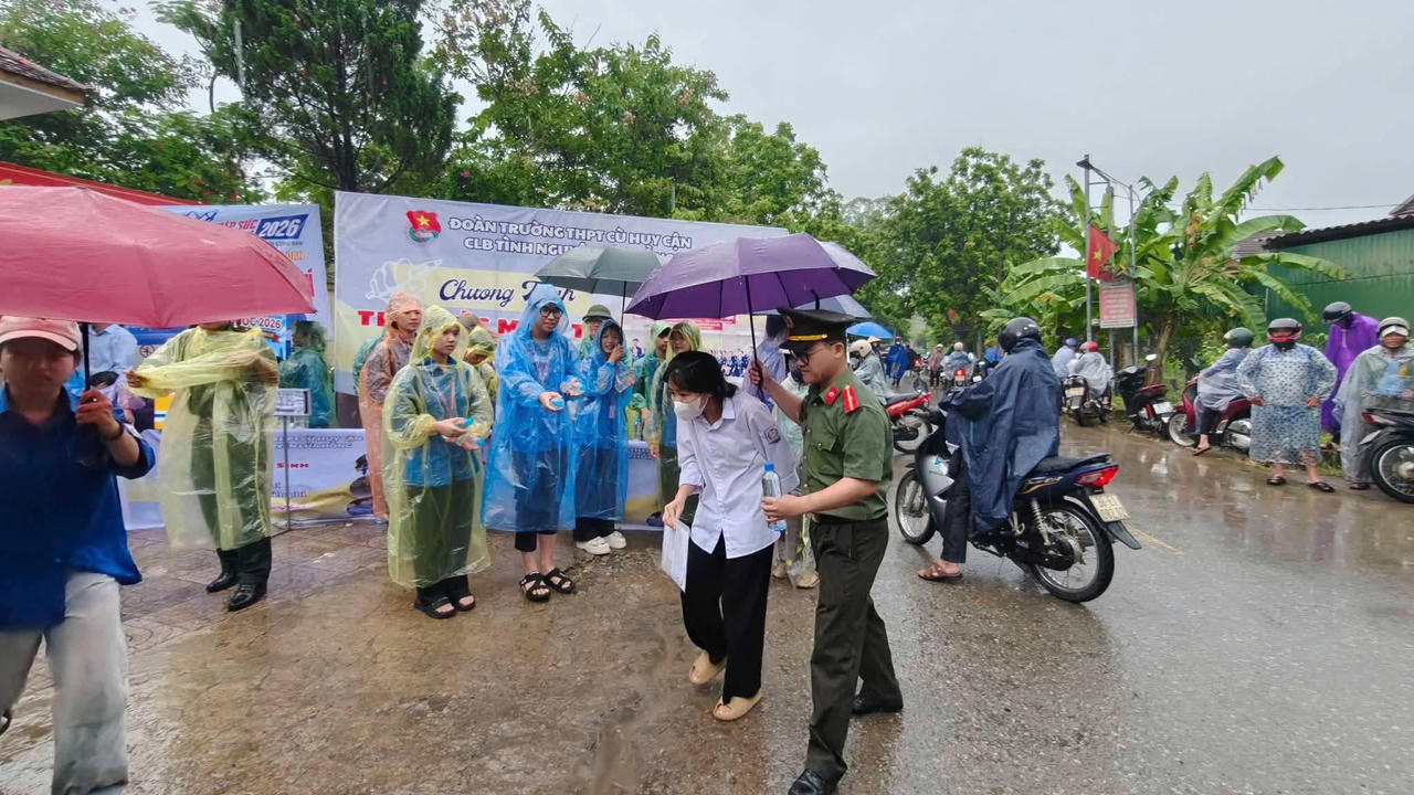 Ghi nhận sáng nay tại Hà Tĩnh thời tiết mát mẻ, tại một số điểm thi có mưa nhỏ lực lượng an ninh và&nbsp;đội tình nguyện đã hỗ trợ thí sinh vào các điểm thi.