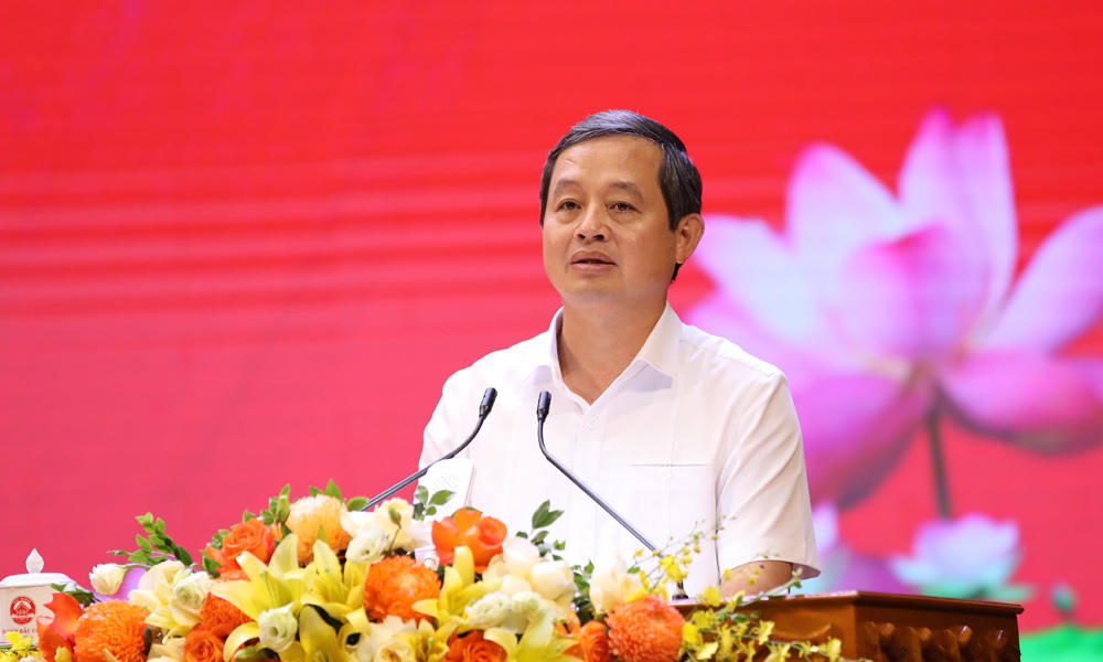 Chủ tịch UBND tỉnh Phạm Hoàng Sơn phát biểu tại hội nghị.