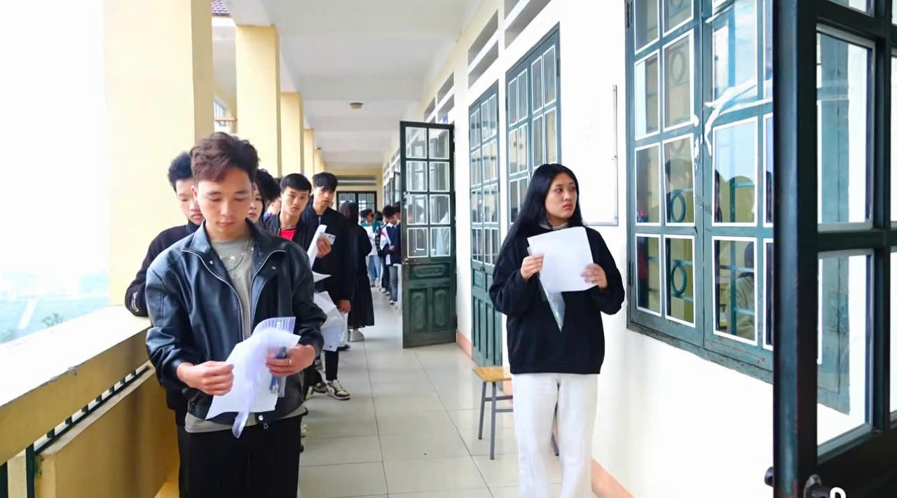 Th&iacute; sinh c&oacute; mặt từ sớm tại điểm thi để ho&agrave;n tất thủ tục v&agrave; chuẩn bị bước v&agrave;o m&ocirc;n thi Ngữ văn s&aacute;ng 11/6.