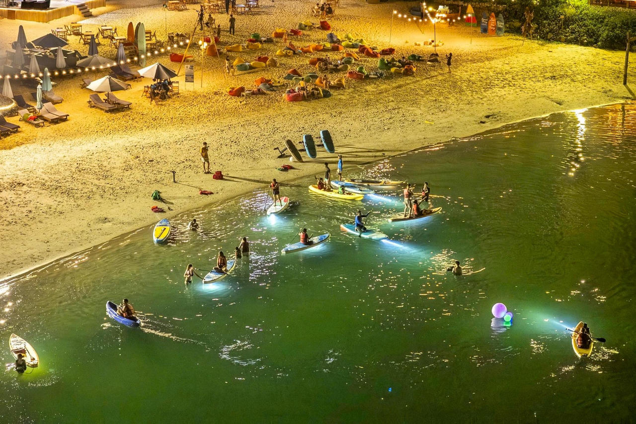 Không gian biển đêm Nha Trang thu hút đông đảo du khách đến trải nghiệm.