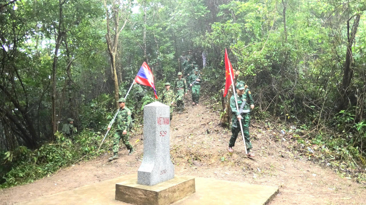 Cán bộ, chiến sĩ và các thành viên đoàn công tác vượt rừng, thực hiện nhiệm vụ tuần tra, kiểm tra đường biên, mốc quốc giới trên tuyến biên giới Quảng Trị - Khăm Muồn.