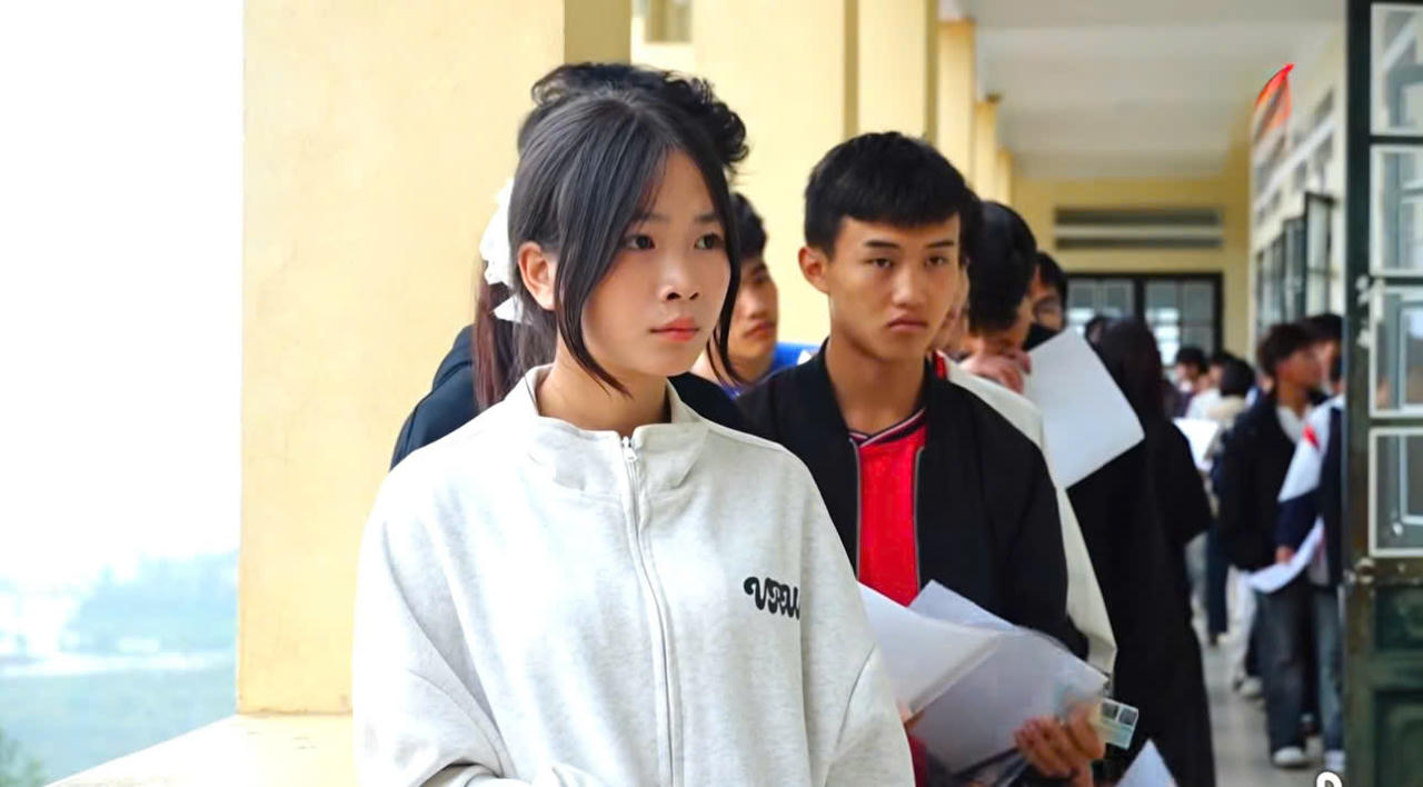 Từ 06h45, th&iacute; sinh c&oacute; mặt tại ph&ograve;ng thi để nghe phổ biến quy chế, kiểm tra th&ocirc;ng tin c&aacute; nh&acirc;n v&agrave; ho&agrave;n tất c&aacute;c thủ tục cần thiết trước khi l&agrave;m b&agrave;i. 
