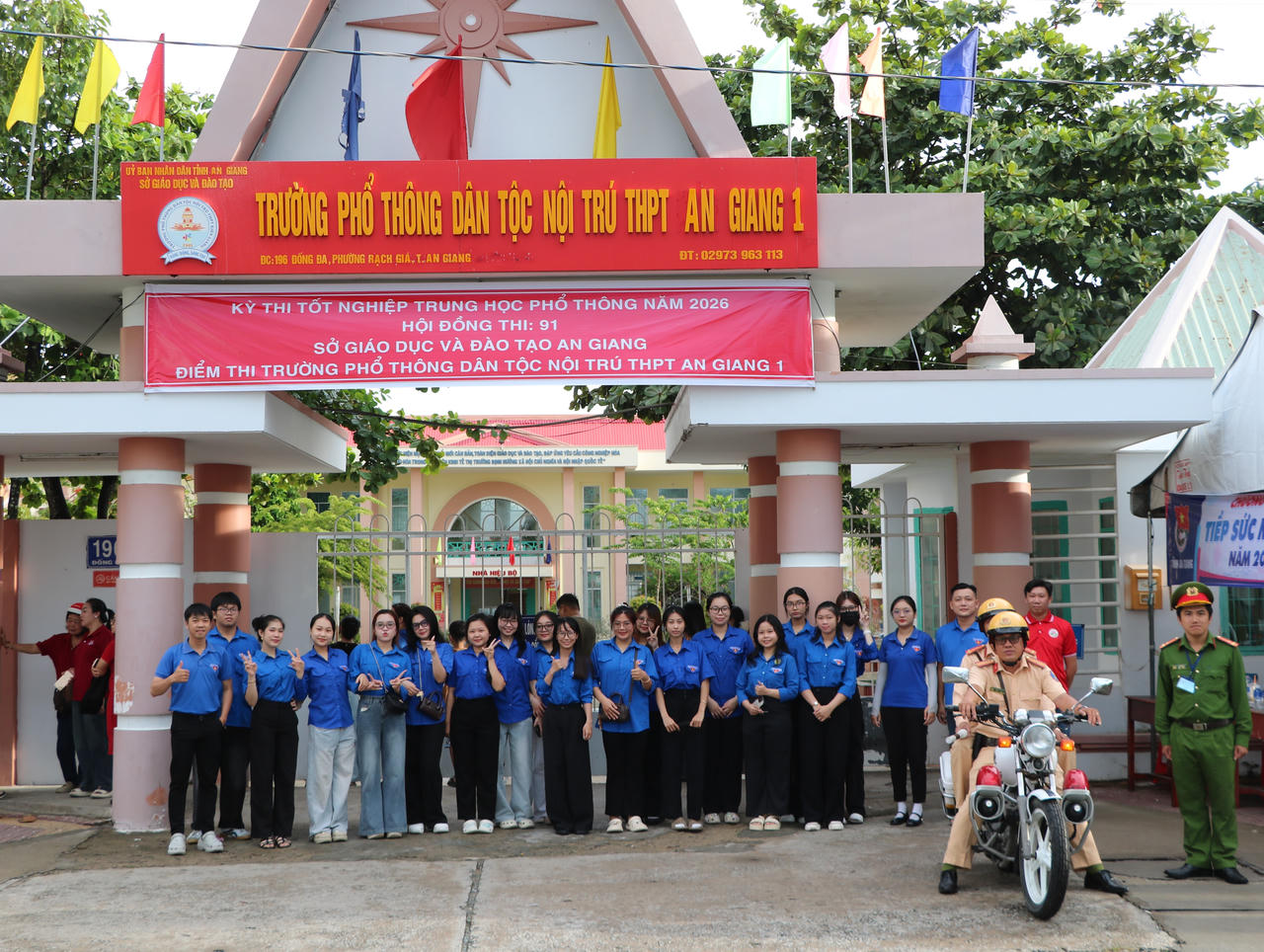          Lực lượng chức năng làm nhiệm vụ tại Điểm thi&nbsp;Trường phổ thông Dân tộc nội trú THPT An Giang 1