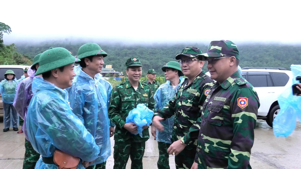 Vượt núi, băng rừng tuần tra chung trên tuyến biên giới Quảng Trị - Khăm Muồn