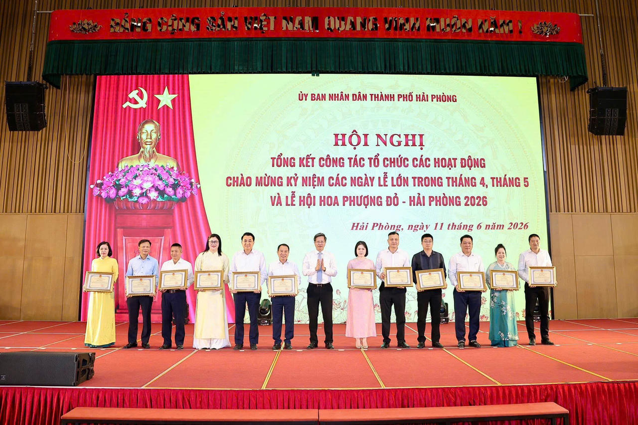 &nbsp;Phó chủ tịch Thường trực UBND TP Hải Phòng&nbsp;Lê Anh Quân, trao tặng Bằng khen của UBND Thành phố cho các đơn vị đóng góp, tài trợ các nguồn lực góp phần tổ chức thành công các hoạt động chào mừng kỷ niệm các ngày lễ lớn trong tháng 4, tháng 5 và Lễ hội Hoa Phượng Đỏ - Hải Phòng năm 2026