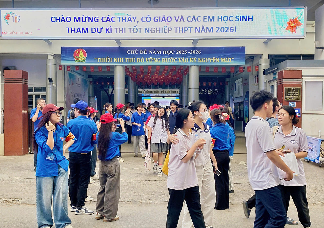 Các thí sinh ở điểm thi THCS Trương Công Giai (Hà Nội). (Ảnh: PV)