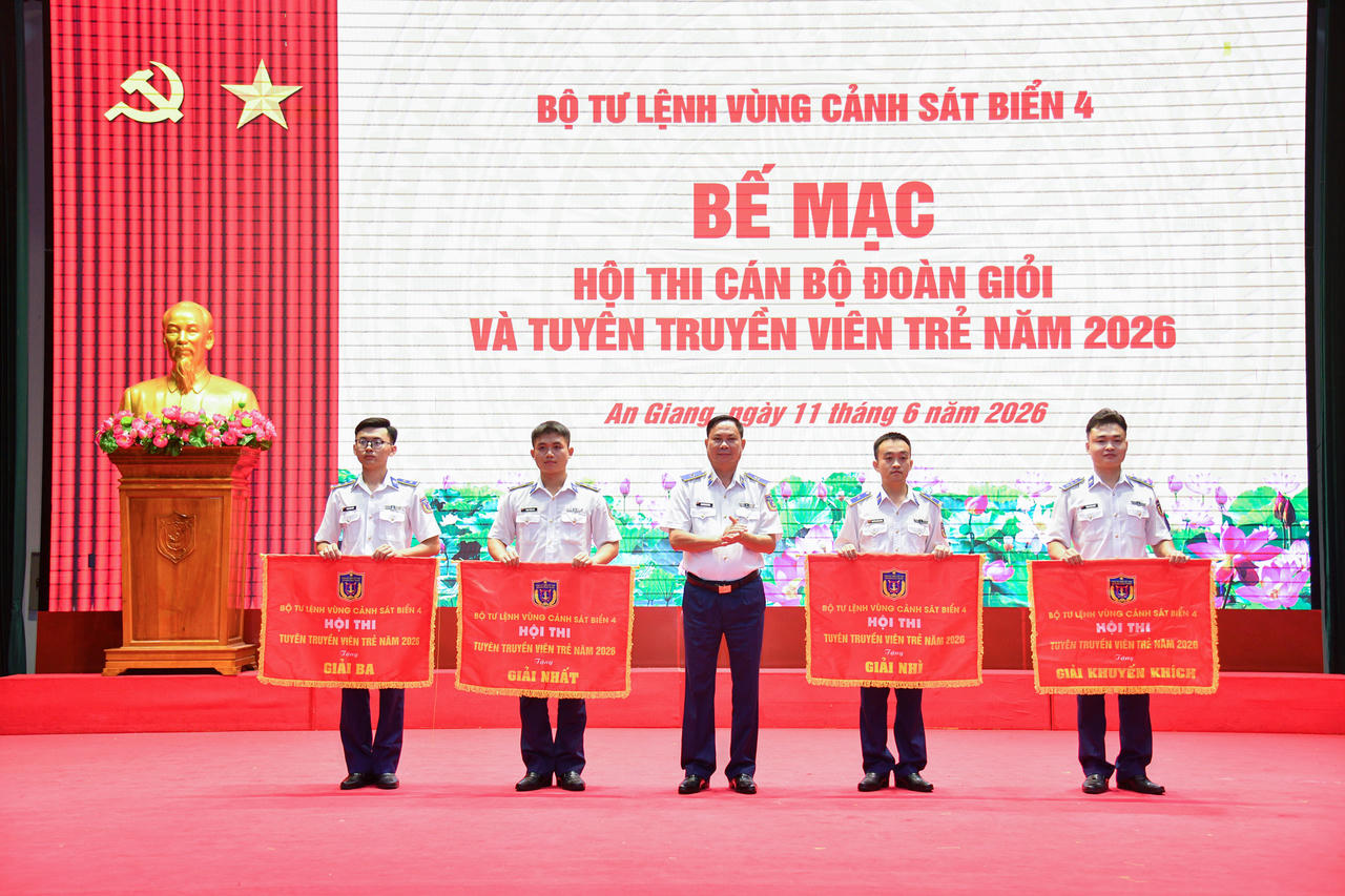 Thiếu tướng Nguyễn Văn Dũng - Bí thư Đảng ủy, Chính ủy Bộ Tư lệnh Vùng Cảnh sát biển 4 trao giải cho các đội Tuyên truyền viên trẻ năm 2026.