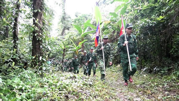 Vượt núi, băng rừng tuần tra chung trên tuyến biên giới Quảng Trị - Khăm Muồn