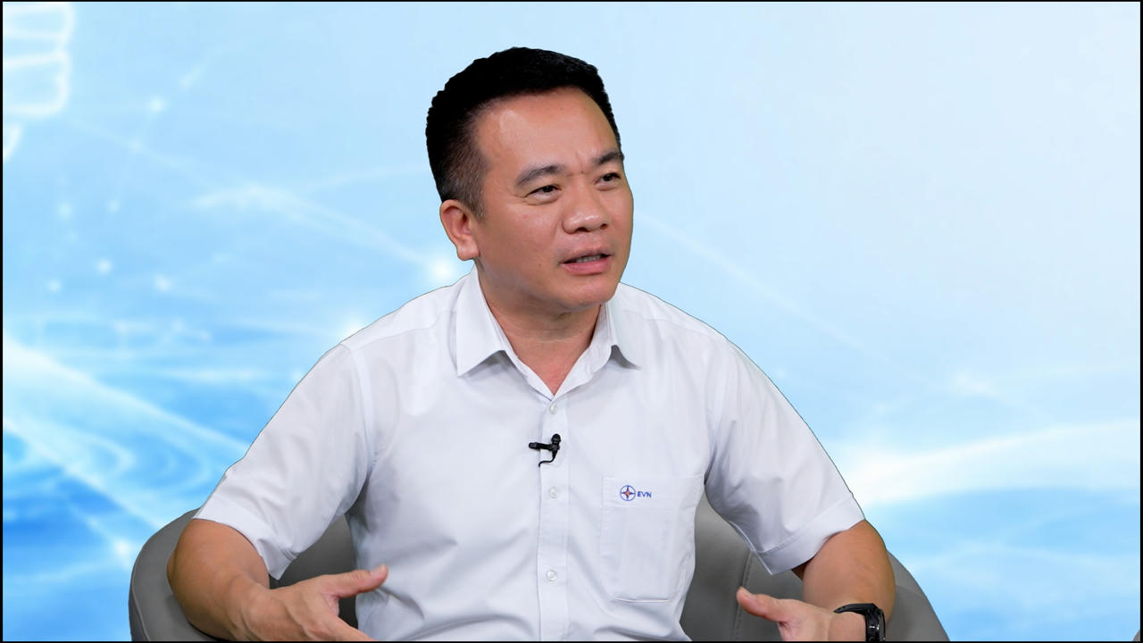 Ông Trần Viết Nguyên - Phó Trưởng ban Kinh doanh và mua bán điện, Tập đoàn Điện lực Việt Nam thông tin tại tọa đàm