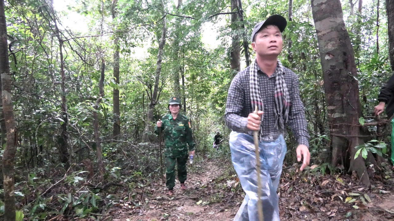 Vượt núi, băng rừng tuần tra chung trên tuyến biên giới Quảng Trị - Khăm Muồn