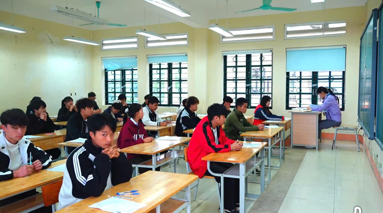  Đ&uacute;ng 07h35, c&aacute;c em bước v&agrave;o m&ocirc;n thi đầu ti&ecirc;n l&agrave; Ngữ văn với thời gian l&agrave;m b&agrave;i 120 ph&uacute;t.