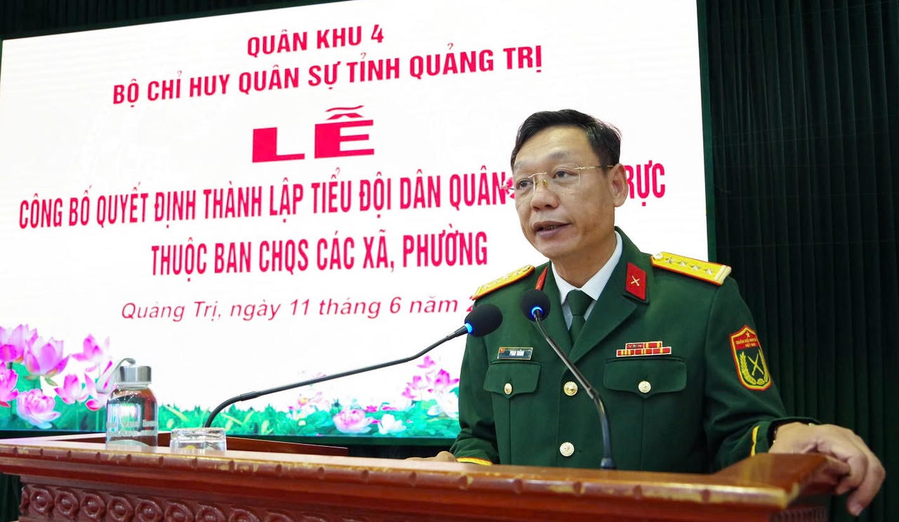 Đại tá Phan Thắng, Ủy viên Ban Thường vụ Tỉnh ủy, Phó Bí thư Đảng ủy Quân sự, Chỉ huy trưởng Bộ CHQS tỉnh phát biểu tại buổi lễ.