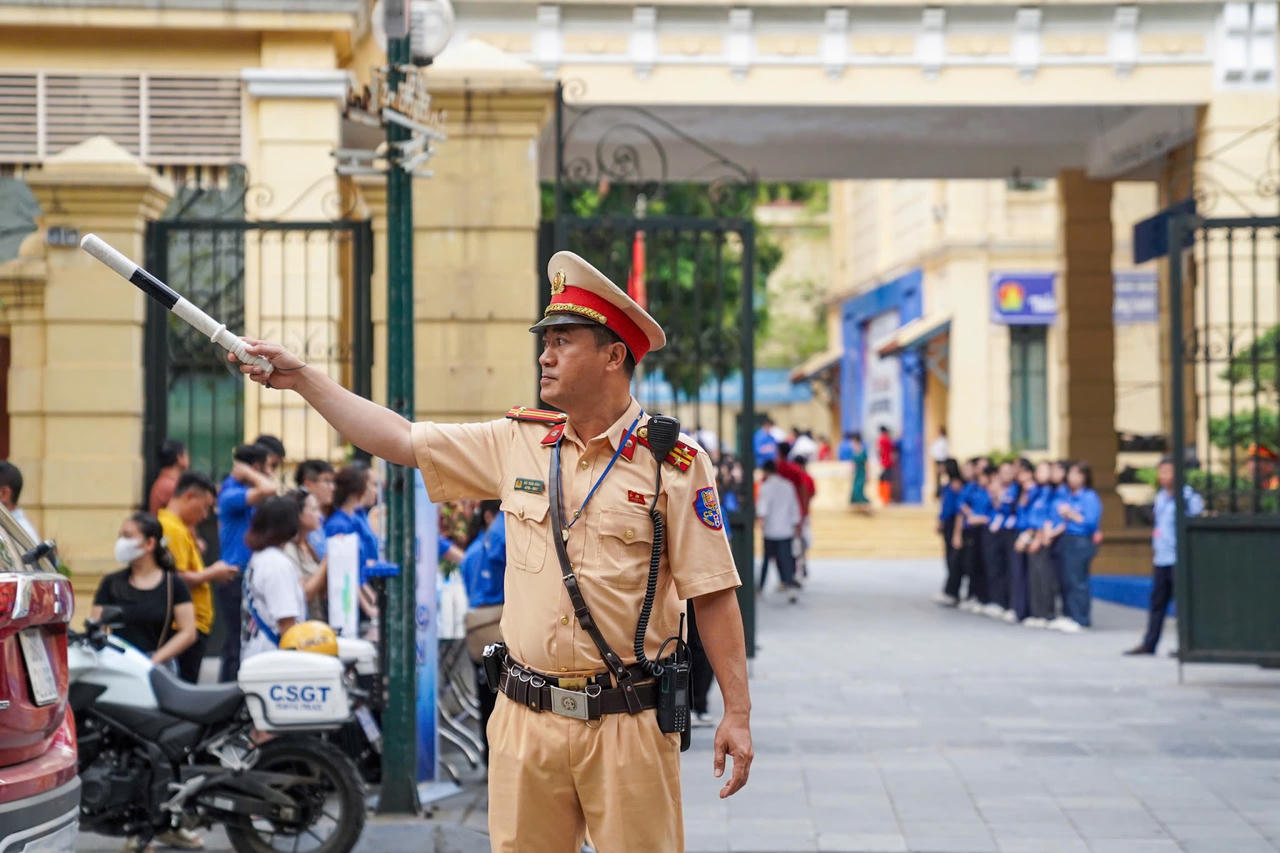 CSGT bảo đảm TTATGT tại các địa điểm thi.