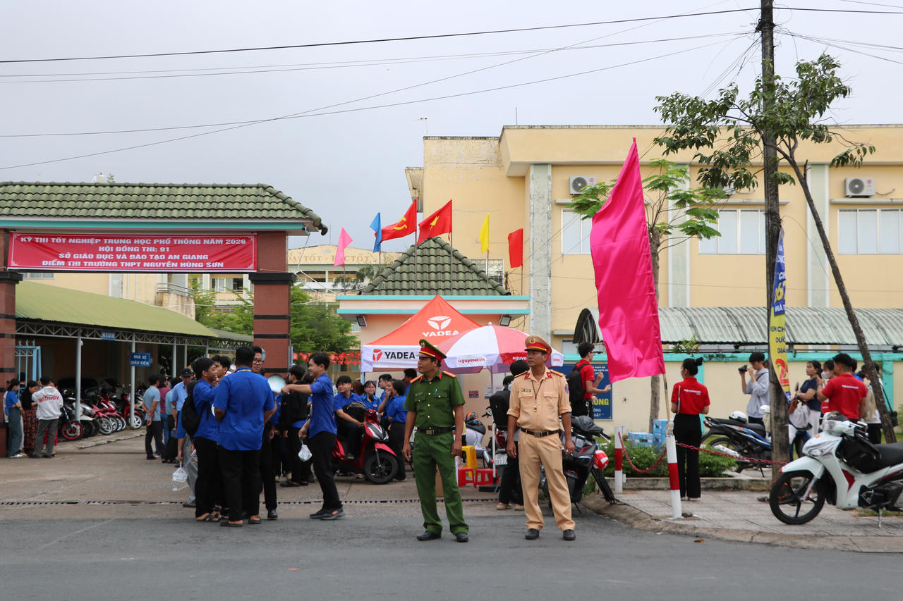 Lực lượng chức năng thực hiện nhiệm vụ tại Điểm thi Trường THPT Nguyễn Hùng Sơn