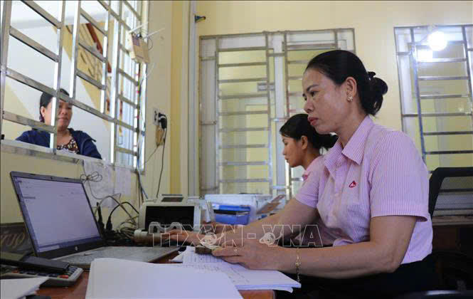 Điểm giao dịch thuộc NHCSXH Lý Sơn tích cực giải ngân , tạo điều kiện để người dân vay vốn thuận lợi.