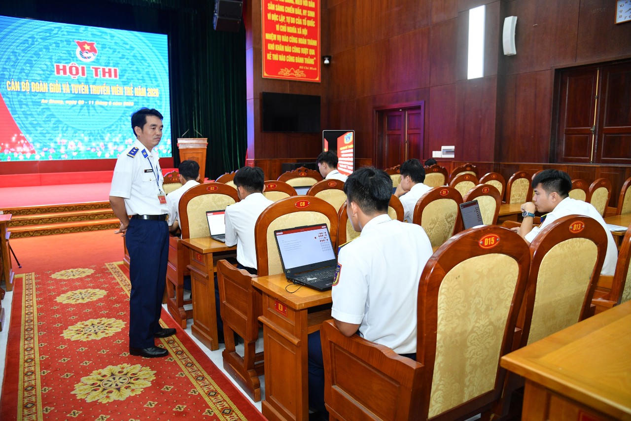 Các thí sinh tham gia phần thi lý thuyết cán bộ đoàn.