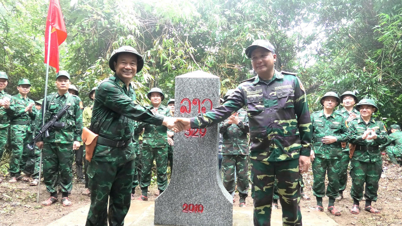 Vượt núi, băng rừng tuần tra chung trên tuyến biên giới Quảng Trị - Khăm Muồn