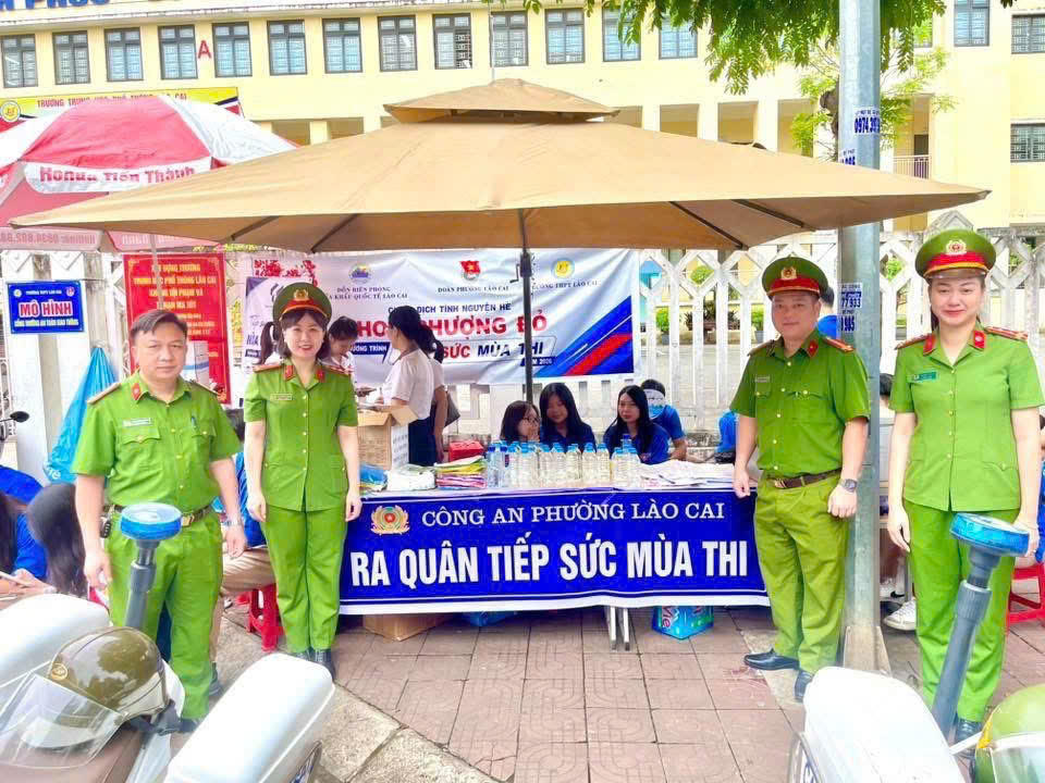 Lực lượng chức năng đảm bảo an ninh tại các đi&ecirc;̉m thi, ti&ecirc;́p sức cho các thí sinh