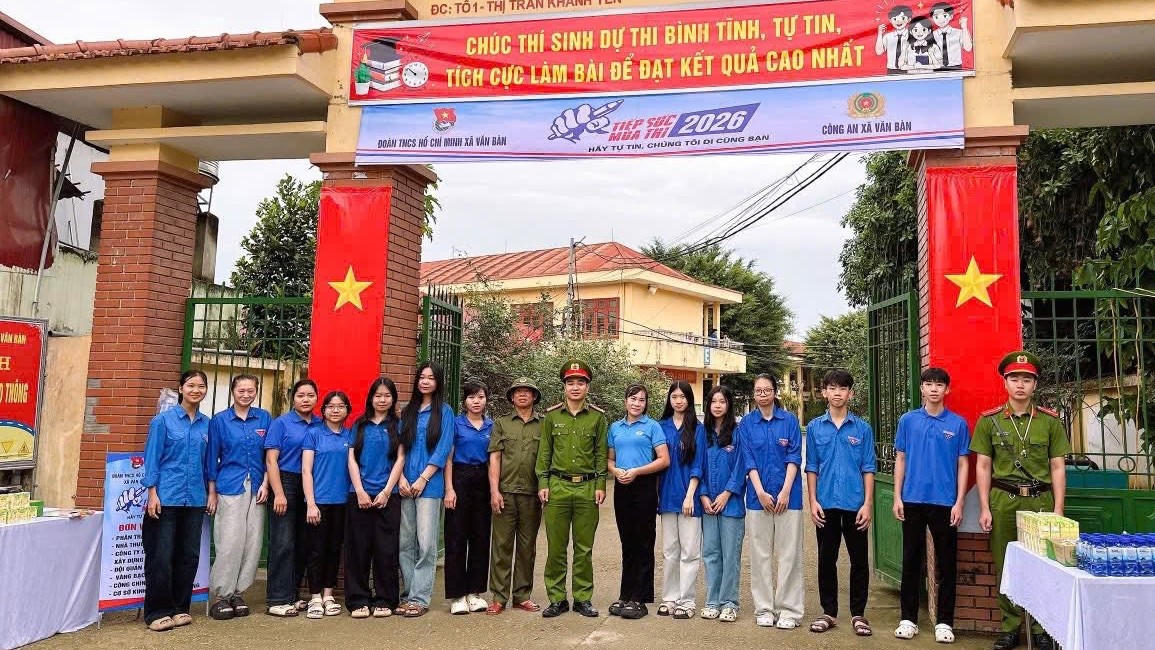 Các tình nguyện viên hỗ trợ thi tốt nghiệp THPT tại xã Văn Bàn - Lào Cai. Ảnh: CA Văn Bàn.
