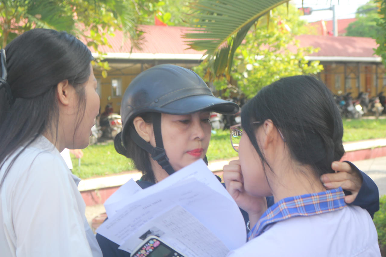 Ánh mắt của người mẹ và sự tập trung của con gái trước thời khắc bước vào kỳ thi quan trọng nhất tuổi học trò.