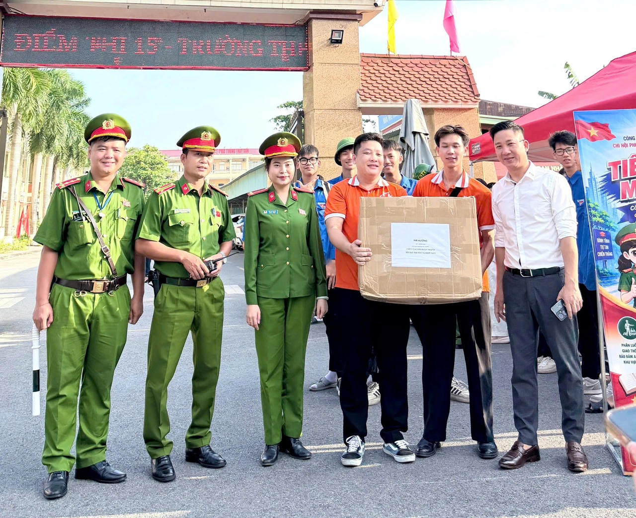 Công an phường Thủy Nguyên đã chủ động triển khai nhiều giải pháp nhằm bảo đảm an ninh trật tự, an toàn giao thông tại các điểm thi trên địa bàn. 