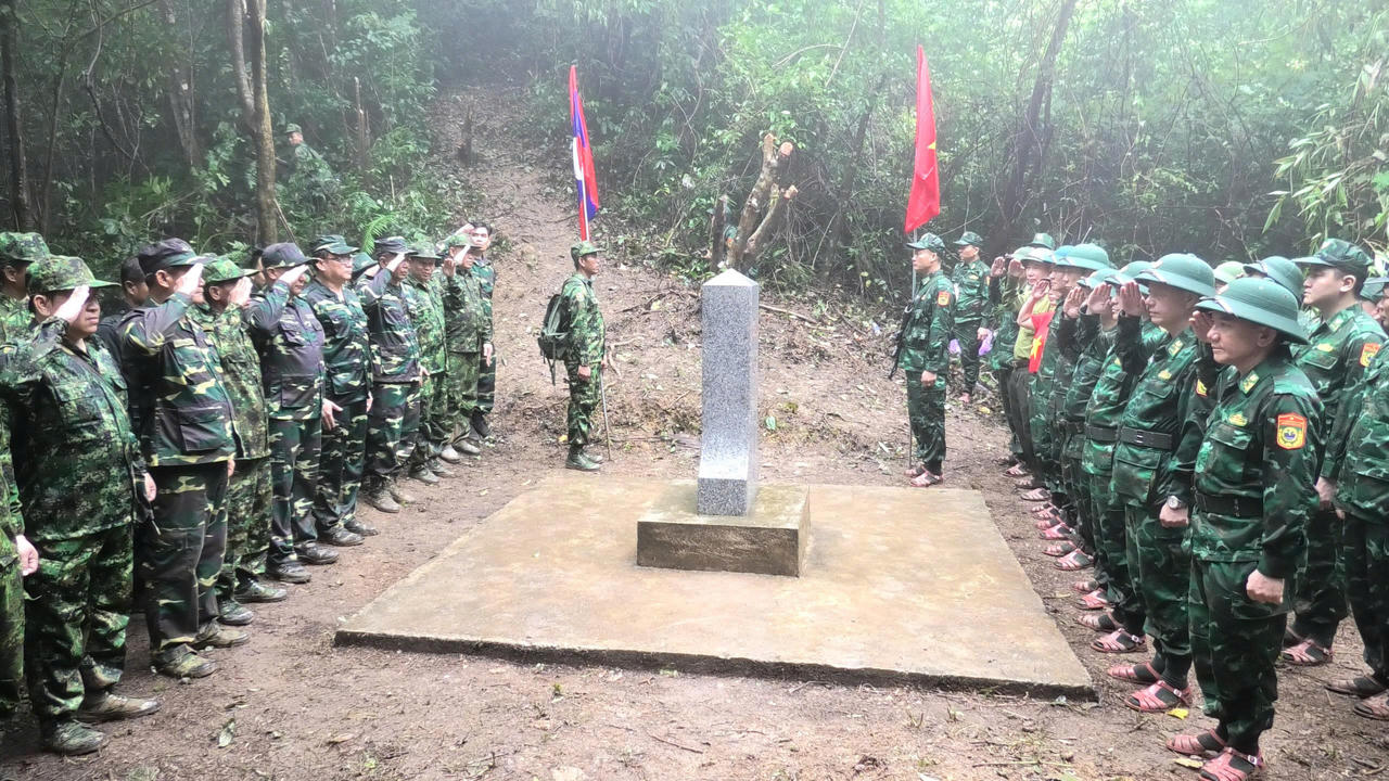 Vượt núi, băng rừng tuần tra chung trên tuyến biên giới Quảng Trị - Khăm Muồn