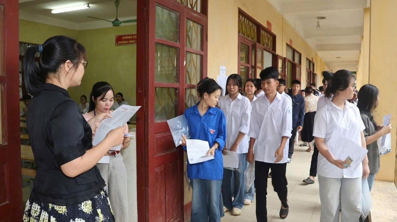 Các thí sinh tại điểm thi xã Văn Bàn làm thủ tục chuẩn bị bước vào kỳ thi THPT 2026. (Ảnh: CA Văn Bàn)