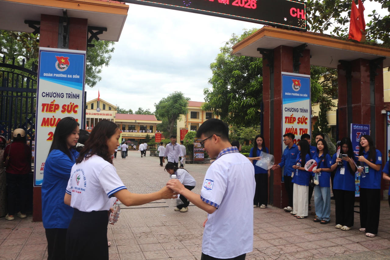 Những chai nước mát và lời động viên từ các tình nguyện viên góp phần tiếp thêm năng lượng cho các sĩ tử bước vào phòng thi.