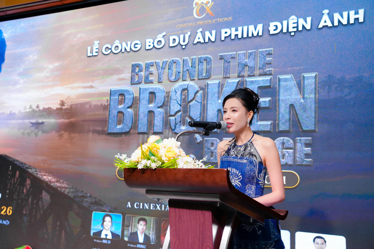 Bà Đỗ Thị Kiều Anh – Giám đốc Cinexia Productions phát biểu tại lễ công bố dự án phim “Beyond The Broken Bridge”.