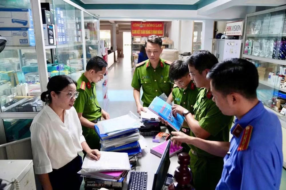Cơ quan điều tra khám xét nơi ở và nơi làm việc của Nguyễn Thị Thanh Huyền - Giám đốc Công ty Trách nhiệm hữu hạn Thương mại và Dịch vụ Sông Lam. Ảnh: Ngọc Long
