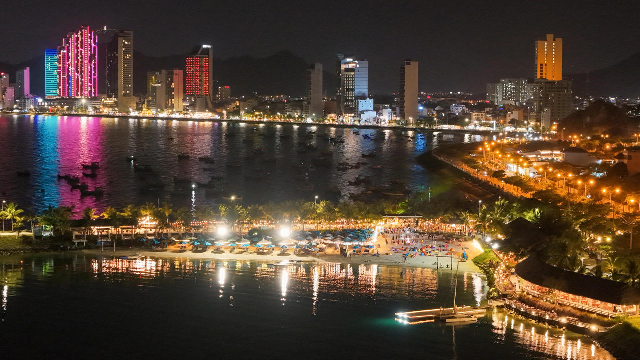 Không gian bãi tắm biển đêm đầu tiên tại Nha Trang - Khánh Hòa.