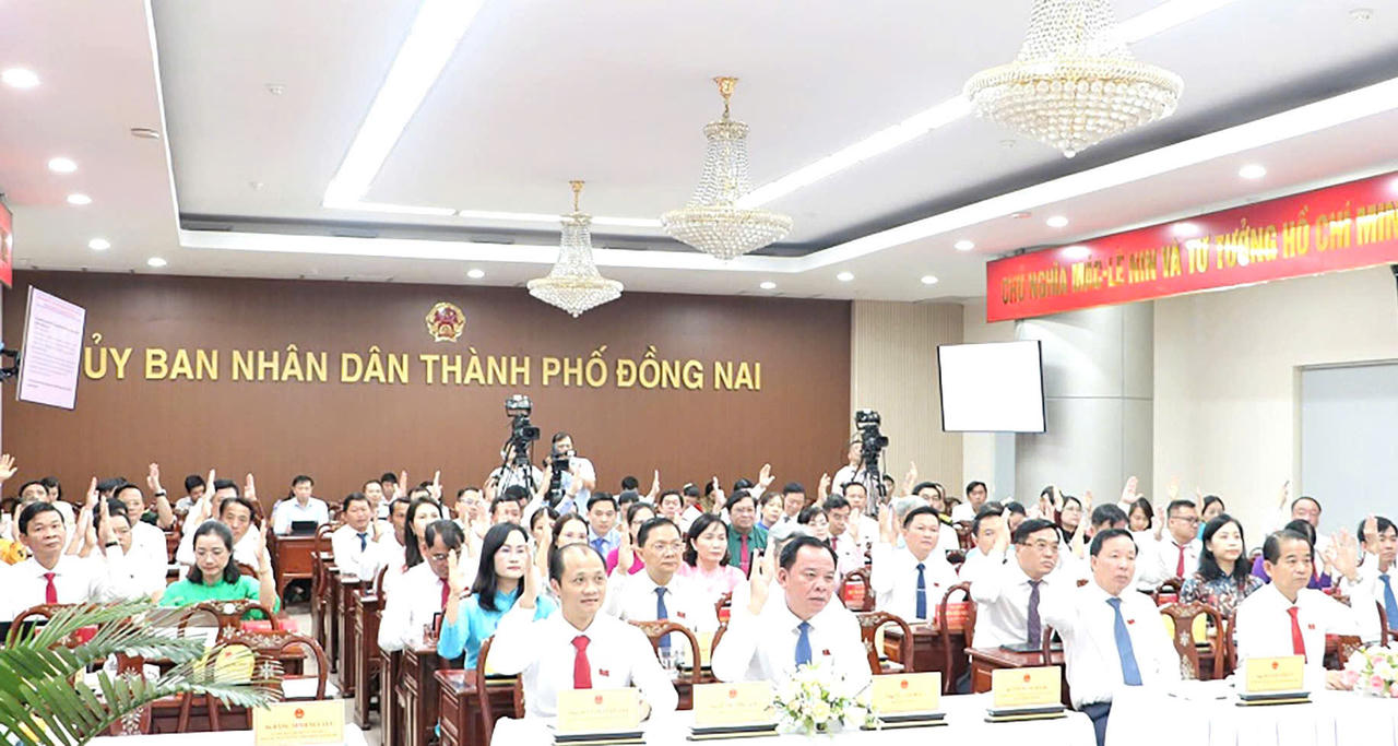 HĐND thành phố Đồng Nai biểu quyết thông qua 8 nghị quyết quan trọng, tập trung vào lĩnh vực đất đai, đầu tư công và các dự án phát triển hạ tầng.