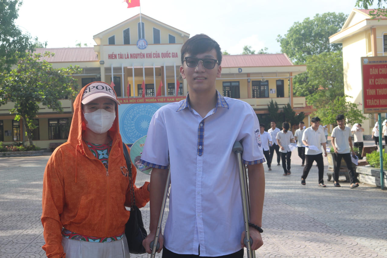 Gia đình luôn đồng hành, động viên Anh Vũ vượt qua khó khăn để tiếp tục việc học và tham dự kỳ thi tốt nghiệp THPT.