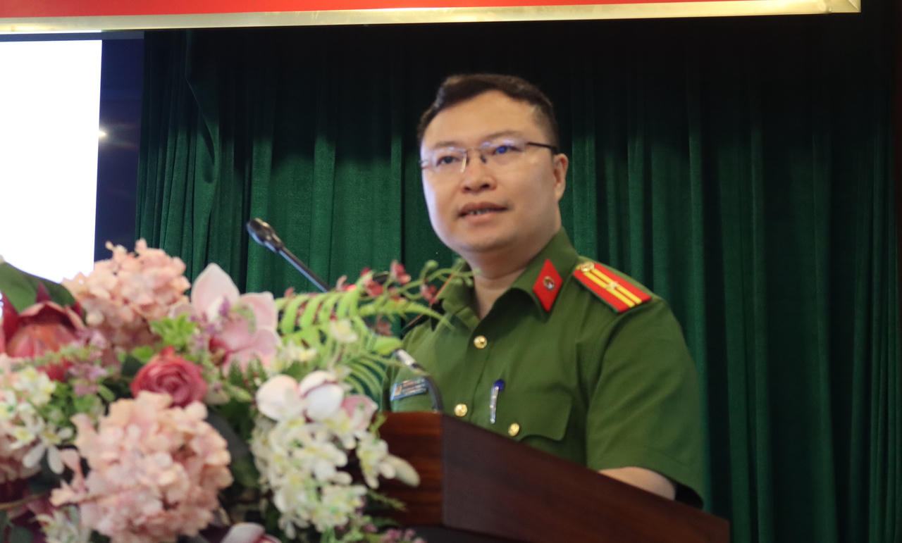 Thiếu tá Nguyễn Quốc Huy báo cáo tóm tắt nội dung các chính sách của dự án Luật.