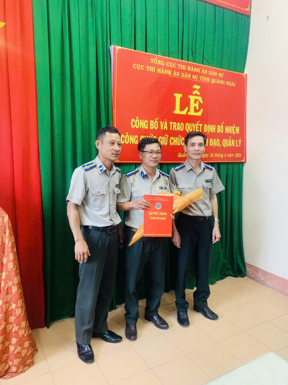 Đồng chí Võ Văn Xông (ngoài cùng bên phải) trao quyết định bổ nhiệm lãnh đạo Phòng THADS Khu vực 2 - Quảng Ngãi).