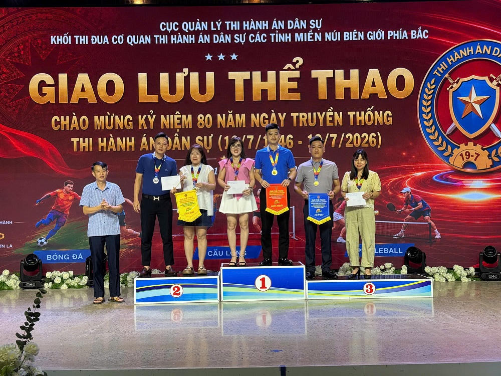 Ban Tổ chức trao phần thưởng cho các vận động viên.
