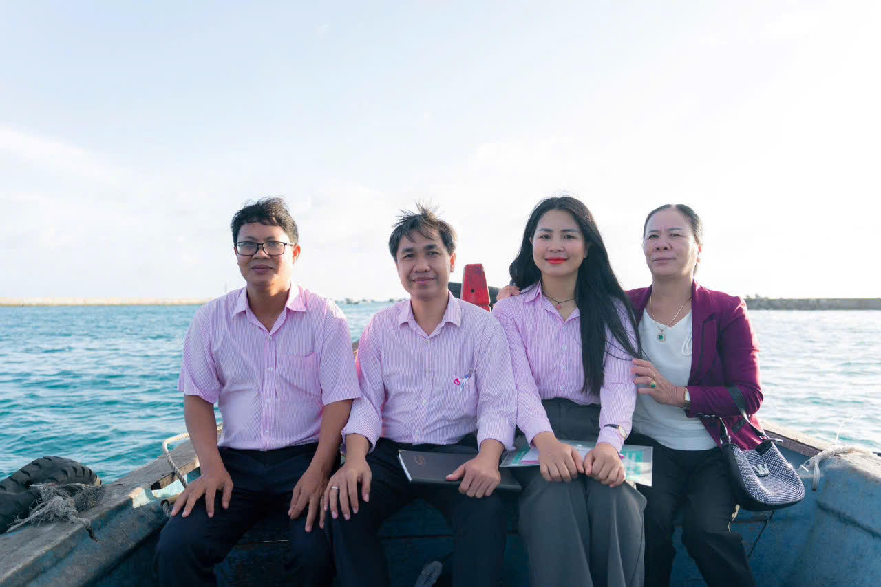 Từ Giám đốc Trần Văn Nam đến cán bộ tín dụng NHCSXH đặc khu Lý Sơn thường xuyên bám sát cơ sở, gắn bó với hộ nghèo và các đối tượng chính sách giúp đồng bào sử dụng vốn vay phát triển sản xuất nông nghiệp, kinh tế biển, cải thiện cuộc sống.