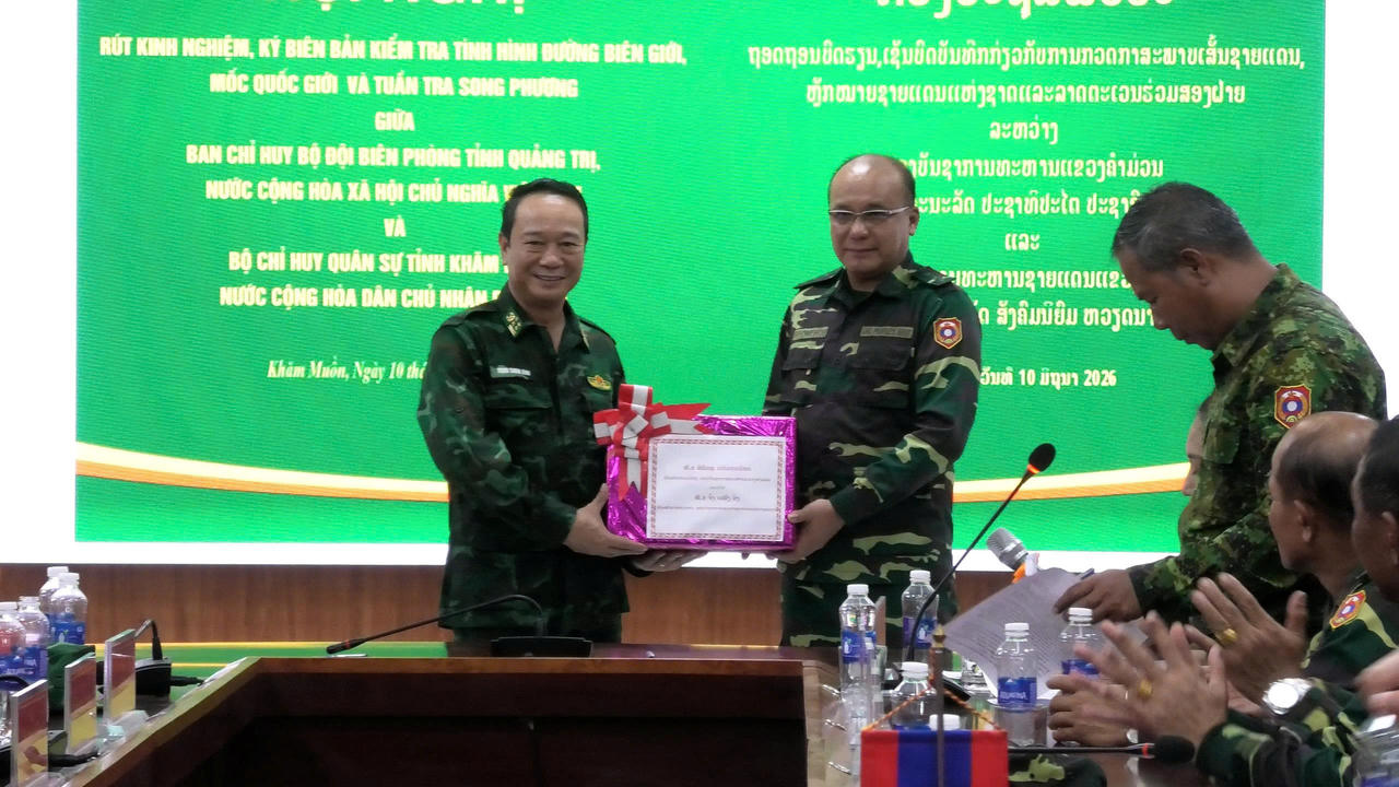 Ban Chỉ huy BĐBP tỉnh Quảng Trị trao tặng Bộ Chỉ huy Quân sự tỉnh Khăm Muồn nhiều phần quà thiết thực nhằm hỗ trợ công tác quản lý, bảo vệ biên giới và tăng cường quan hệ đoàn kết, hữu nghị giữa hai bên.