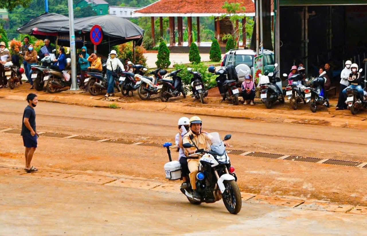 Lực lượng CSGT ở một số địa phương hỗ trợ thí sinh gặp sự cố bất ngờ đến điểm thi đúng giờ.