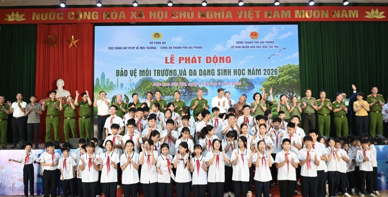 Buổi Lễ phát động bảo vệ môi trường có đông đảo các Đại biểu, người dân và các em học sinh tham dự, hưởng ứng.