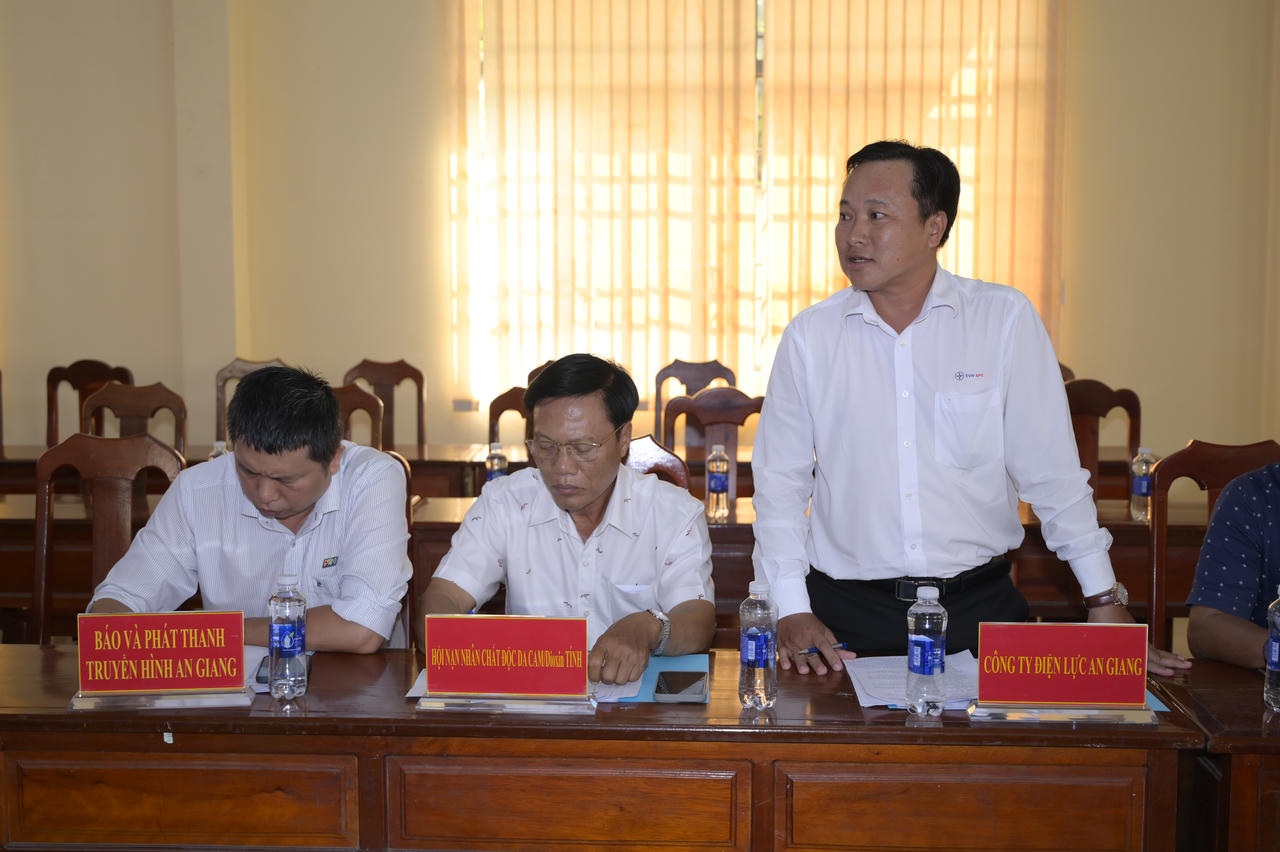 Các đại biểu phát biểu thảo luận tại hội nghị.