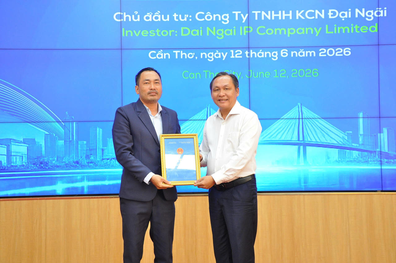 Ông Lê Công Lý - Phó Chủ tịch Thường trực UBND TP Cần Thơ (phải) trao Quyết định chấp thuận chủ trương đầu tư Dự án đầu tư xây dựng và kinh doanh kết cấu hạ tầng khu công nghiệp Đại Ngãi cho đại diện Công ty TNHH Khu công nghiệp Đại Ngãi.