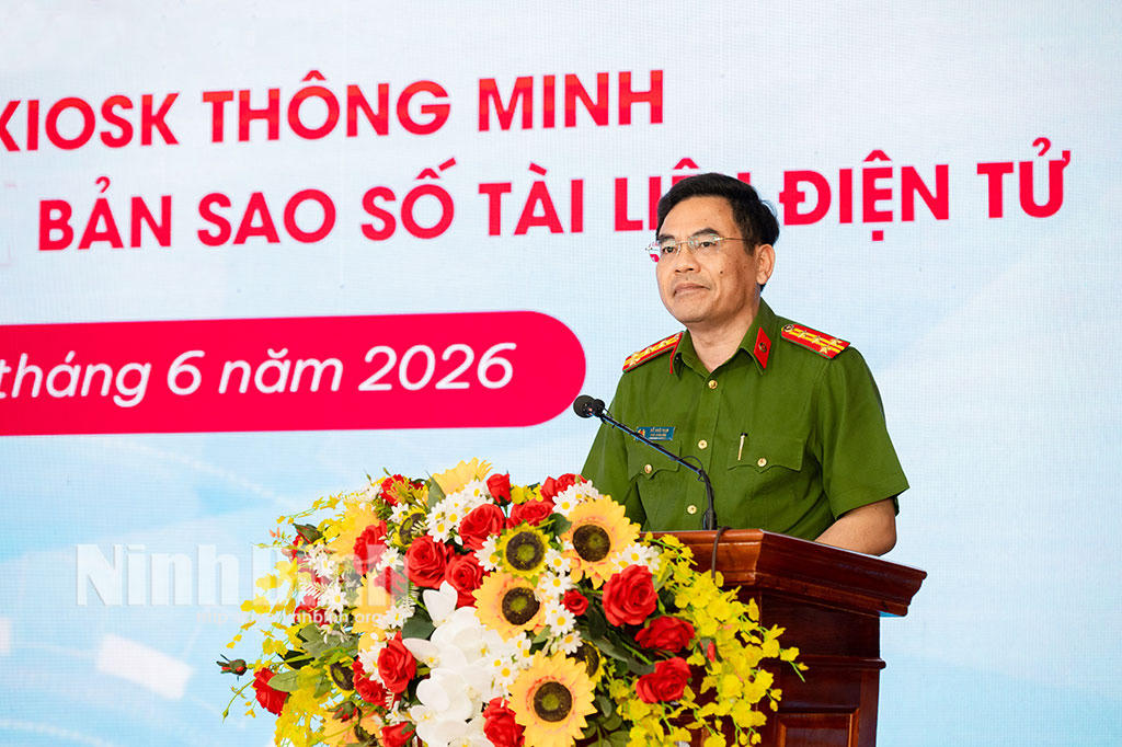 Đại tá Đỗ Hoài Nam, Phó Giám đốc Công an tỉnh Ninh Bình  báo cáo kết quả phối hợp thực hiện mô hình thí điểm Kiosk Hành chính công thông minh và hệ thống xác thực, cấp bản sao số tài liệu điện tử.&nbsp;Ảnh: Nguyễn Hương-Ngọc Linh