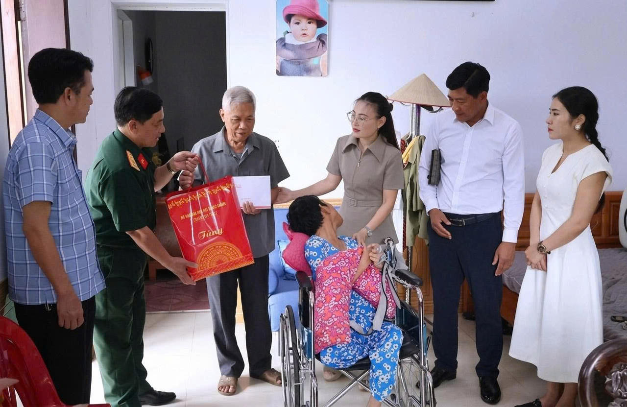Hội Nạn nhân chất độc da cam/Dioxin phối hợp với Hội Doanh nhân trẻ tỉnh trao quà cho người khuyết tật là nạn nhân chất độc da cam. ( Ảnh: Hồng Nhung )