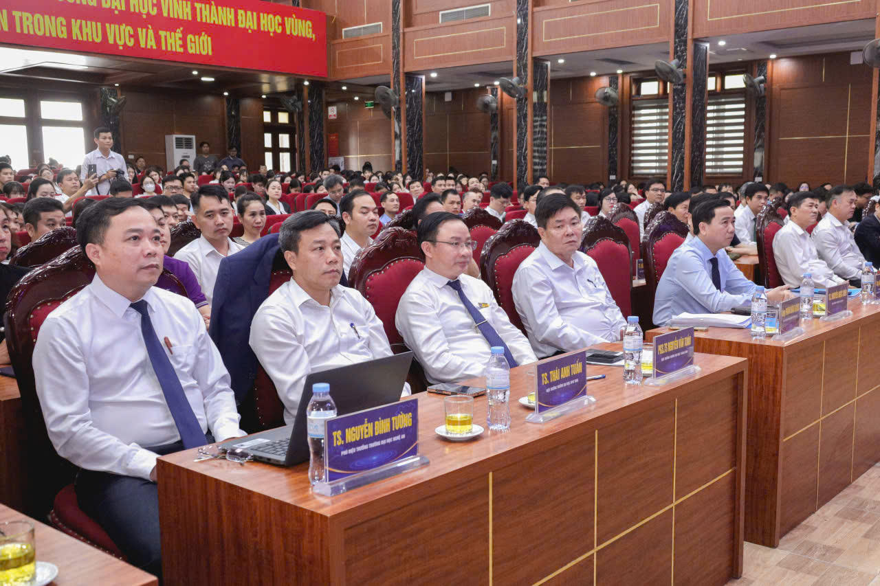 Lãnh đạo các Sở, ban, ngành và lãnh đạo các trường đại học tham gia hội thảo