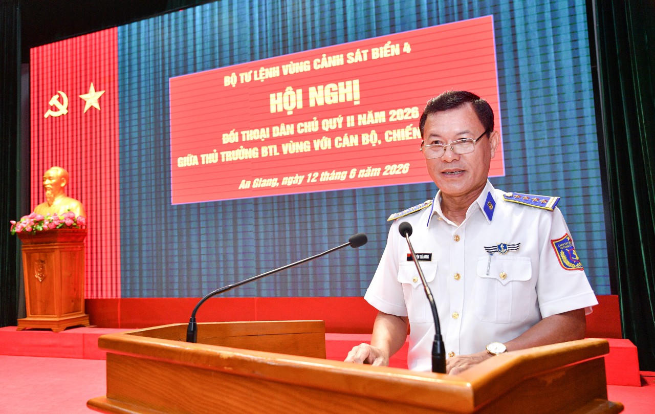 Đại tá Nguyễn Thái Dương - Ủy viên Ban Thường vụ Đảng ủy, Phó Chính ủy Bộ Tư lệnh Vùng Cảnh sát biển 4 quán triệt mục đích, yêu cầu, nội dung, phương pháp đối thoại dân chủ.(Ảnh: Quang Vinh)