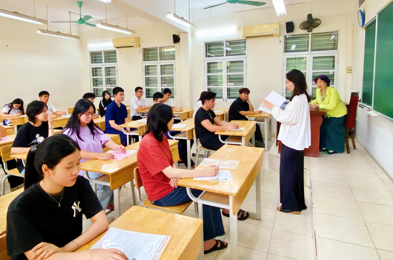 Nhiều hội đồng thi triển khai thiết bị quét an ninh cầm tay tại các điểm thi. (Ảnh minh họa, Nguồn: PV)