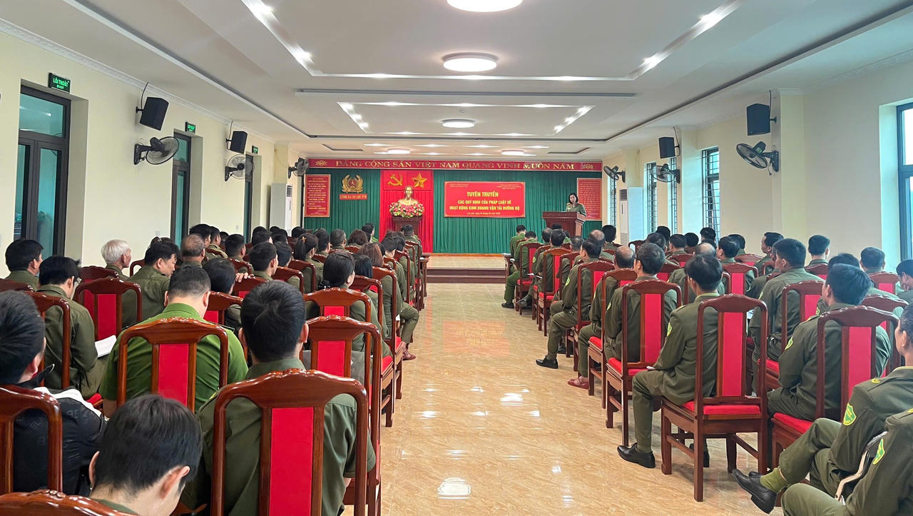 Lực lượng Công an xã Lục Yên trong một buổi tuyên truyền pháp luật. Ảnh: CTV.