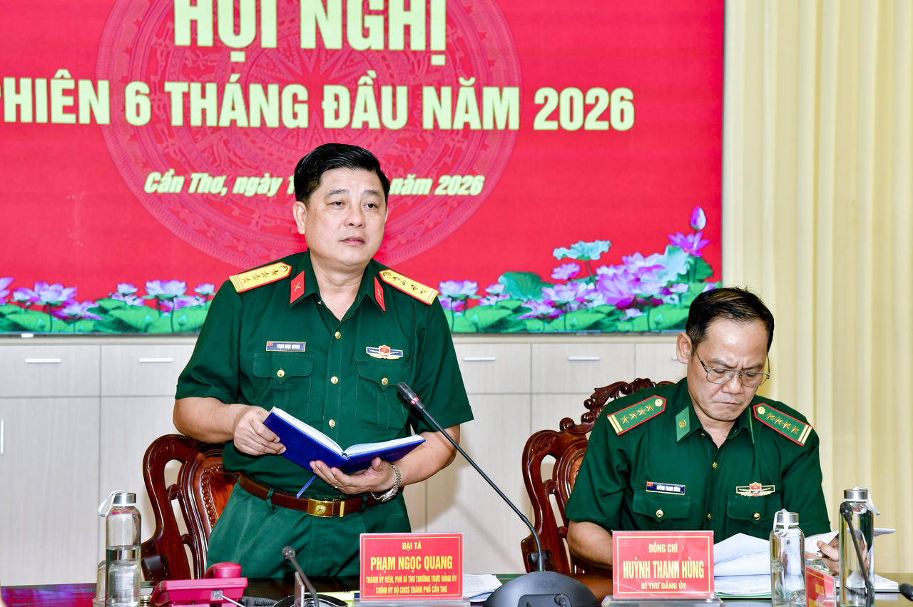 Đại tá Phạm Ngọc Quang - Thành ủy viên, Chính ủy Bộ CHQS thành phố Cần Thơ phát biểu chỉ đạo tại hội nghị.